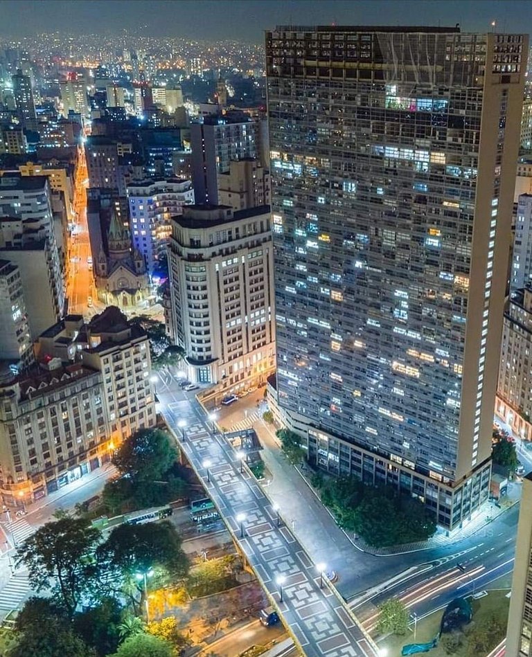 Temático perto do metrô + Ar | Prédio do Sampa Sky