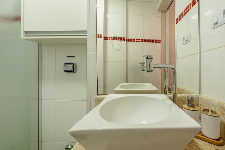 Kitnet Vista Mar em Santos | A/C + Wi-Fi e Vaga