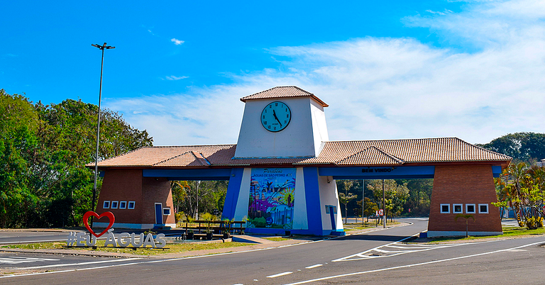 Casarão Águas S. Pedro | Piscina e Churrasqueira