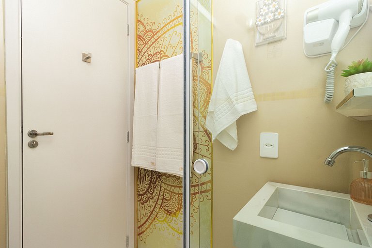 Studio a 2 min do Metrô c/ Varanda + Academia + Ar