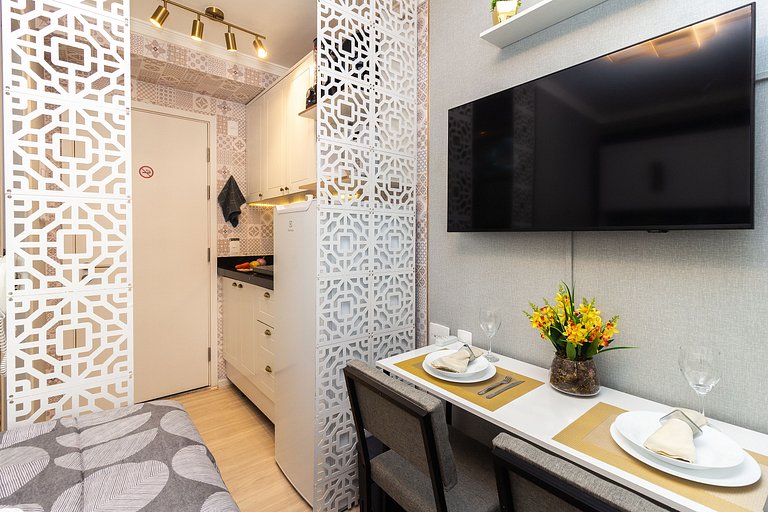 Studio a 4 min do Metrô c/ Varanda + Academia + Ar