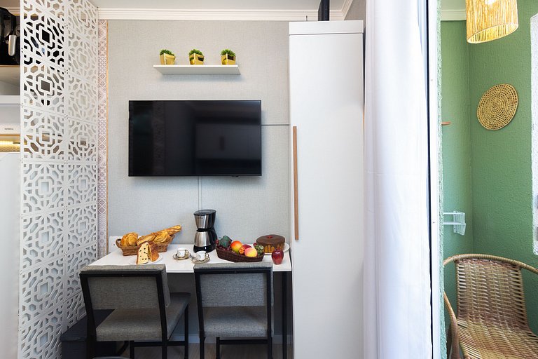 Studio a 2 min do Metrô c/ Varanda + Academia + Ar