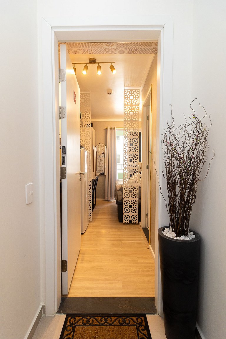 Studio a 4 min do Metrô c/ Varanda + Academia + Ar