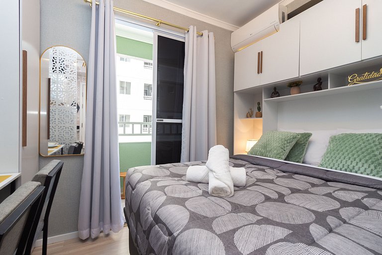 Studio a 2 min do Metrô c/ Varanda + Academia + Ar