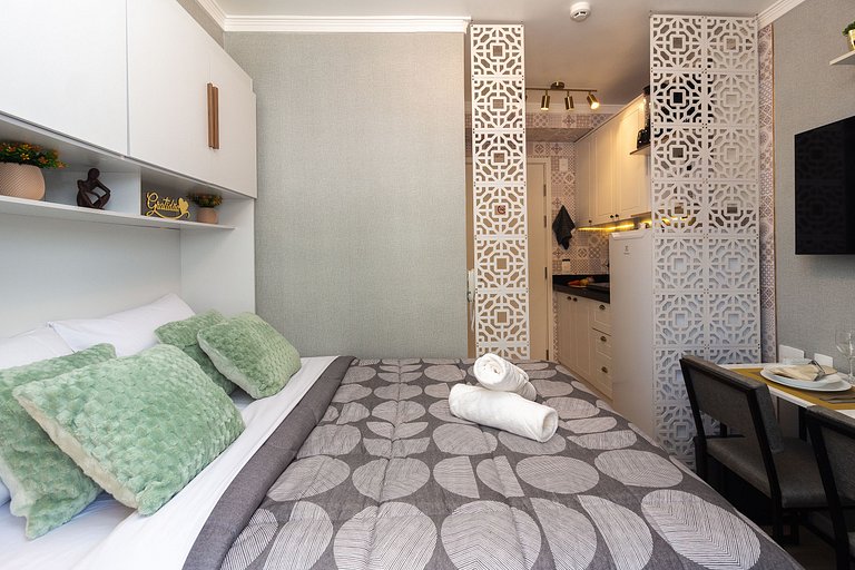 Studio a 2 min do Metrô c/ Varanda + Academia + Ar