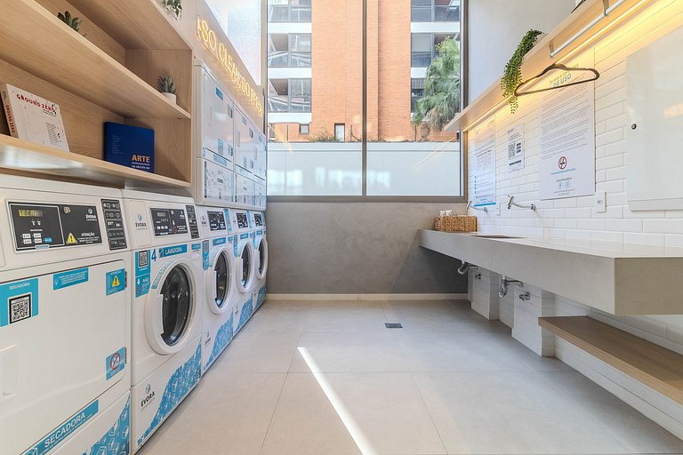Studio c/ Ar + Wi-Fi + Sacada | Metrô Oscar Freire